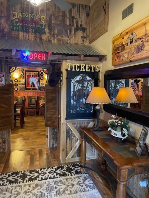 The Honky Tonk Cabin Long Valley Junction Экстерьер фото